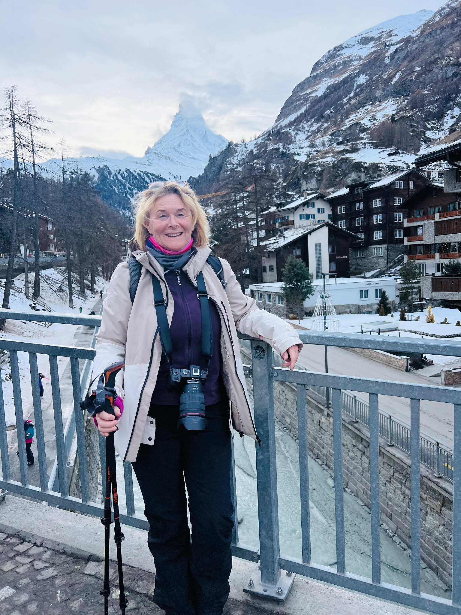 Yvonne de Wagt met haar camera in een winters berglandschap